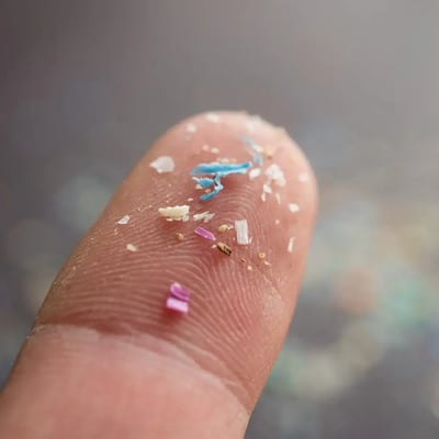 2_microplastics_finger